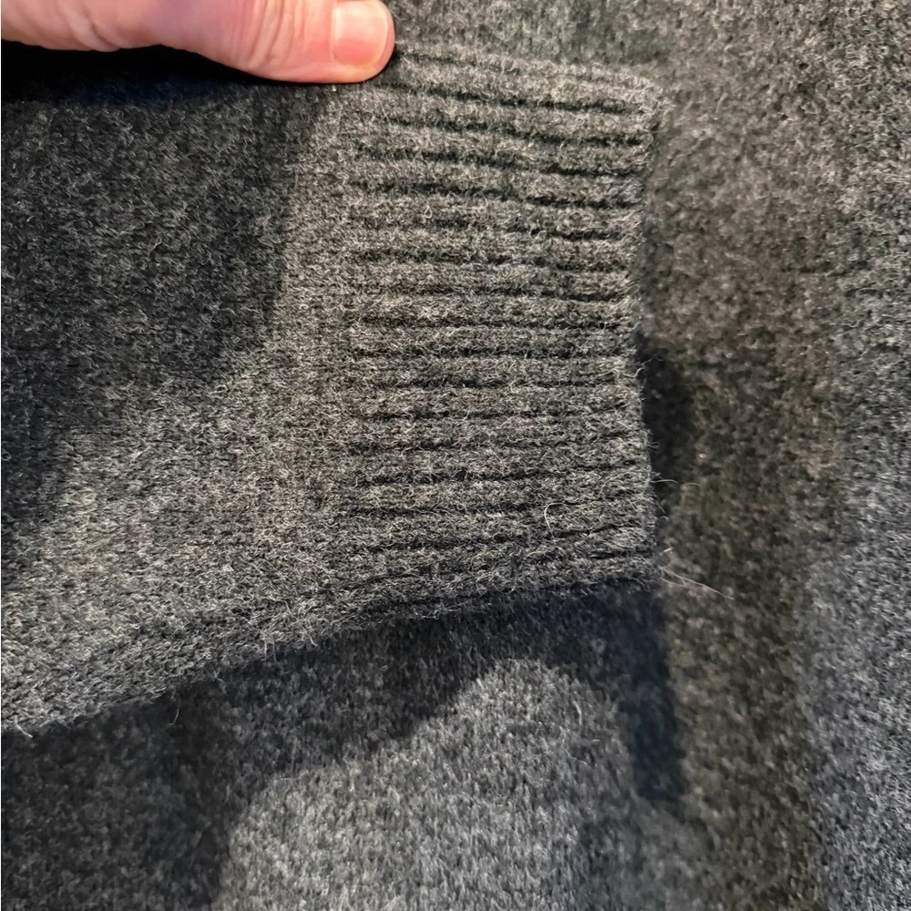 GAP Men's Recycled V-Neck Charcoal Heather Wool-Blend Sweater Fall 2022 / LG